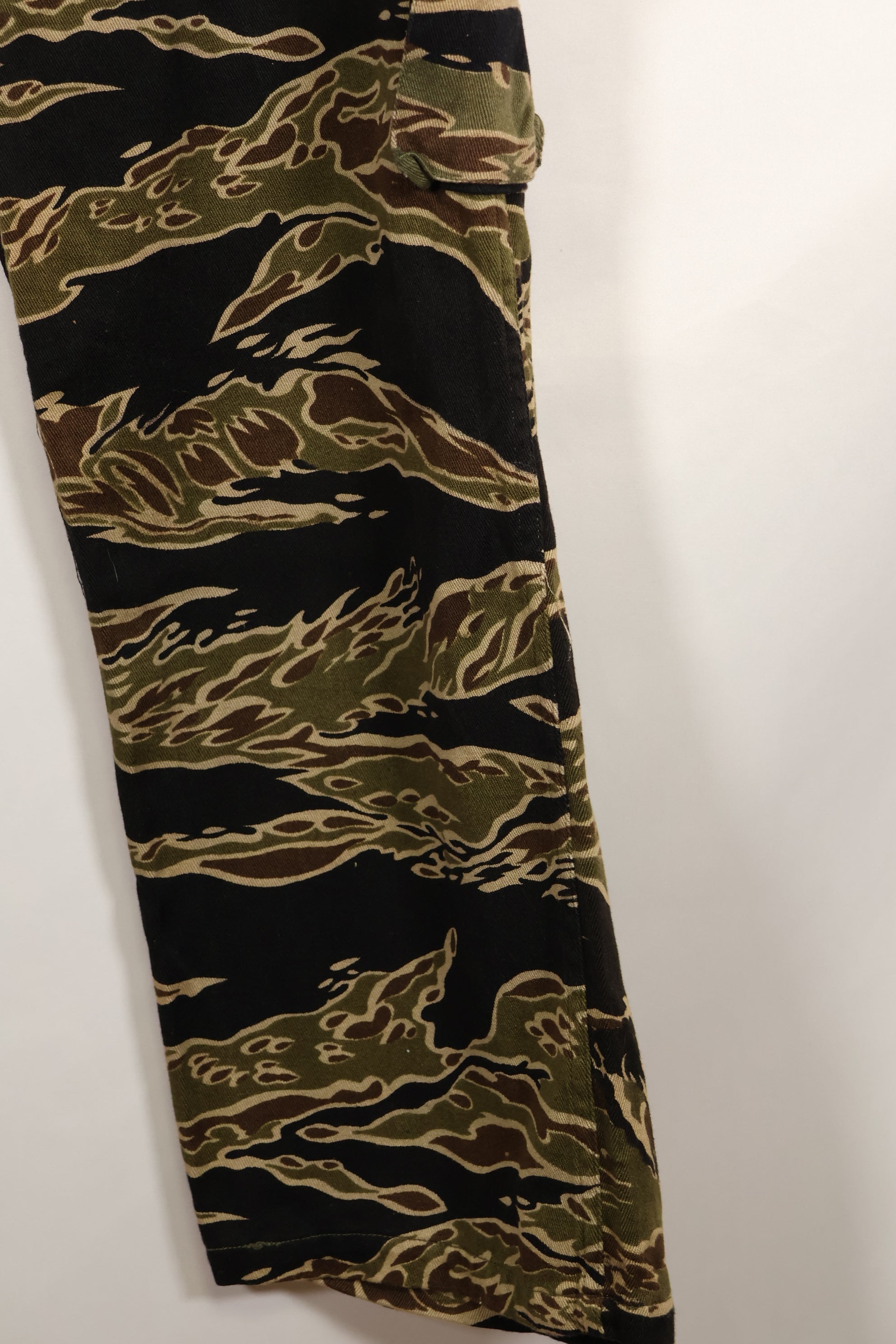 Mid-1960s early gold tiger stripe pants, size S-R, US cut, good condition.