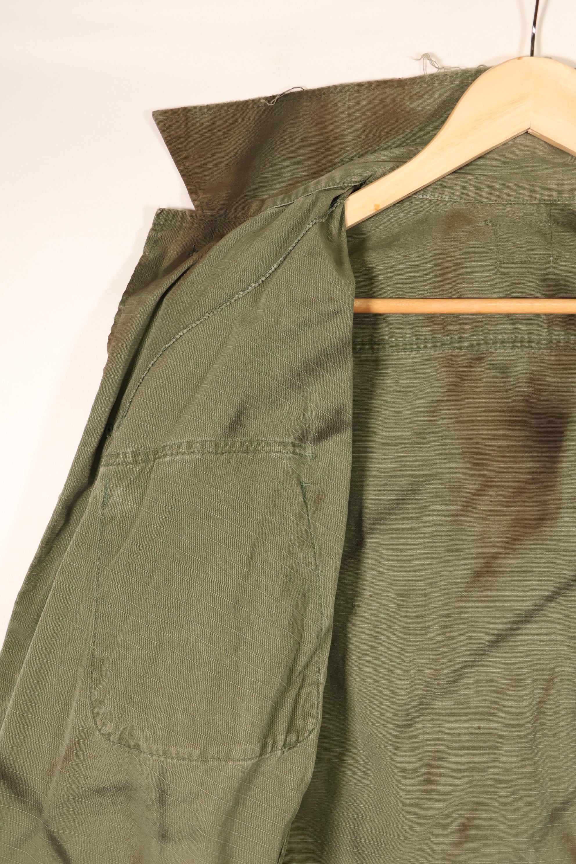 Contract from the late 1960s; Estimated S-R size; Based on an actual jacket; MACV SOG spray-painted jacket; Replica; Manufactured by MILITARIA 1911; Used item