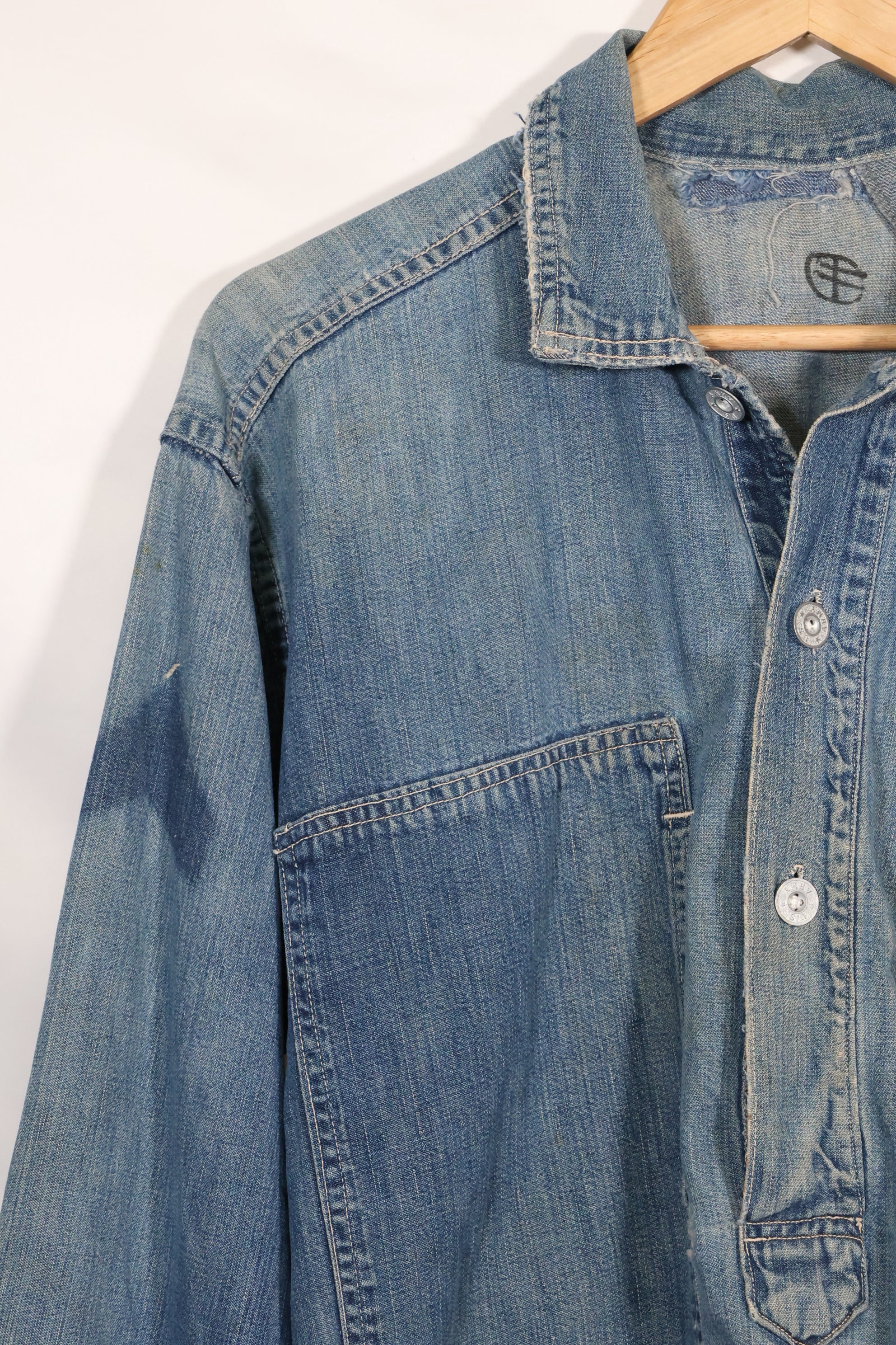 1930s U.S. Army denim pullover shirt, 3 buttons, used.