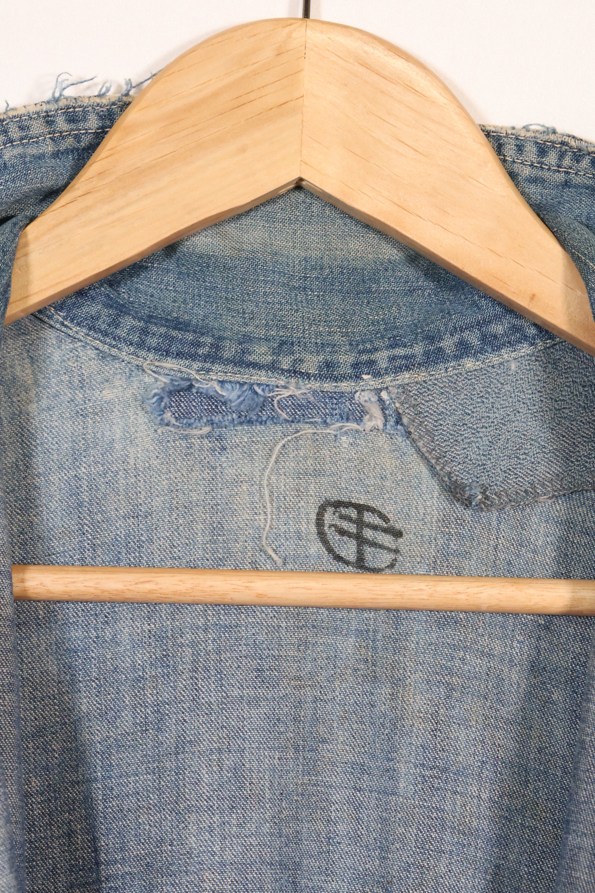 1930s U.S. Army denim pullover shirt, 3 buttons, used.