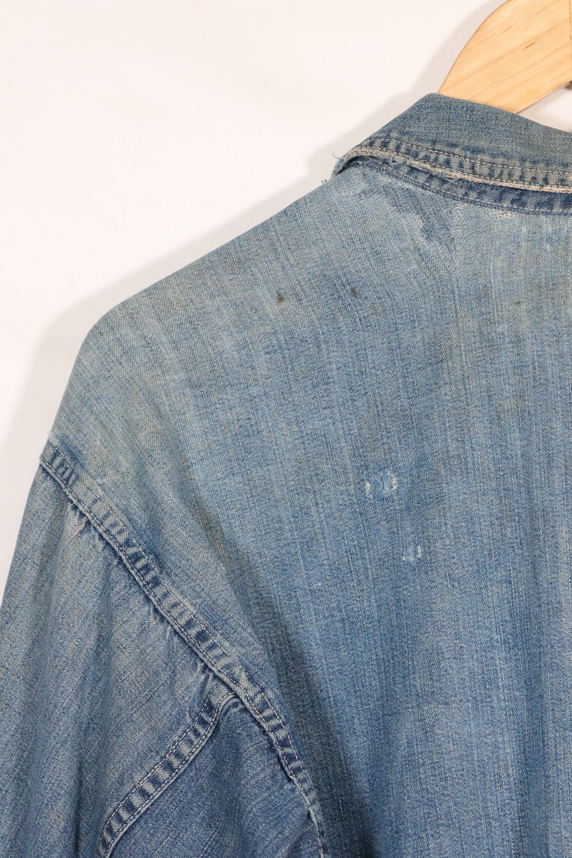 1930s U.S. Army denim pullover shirt, 3 buttons, used.