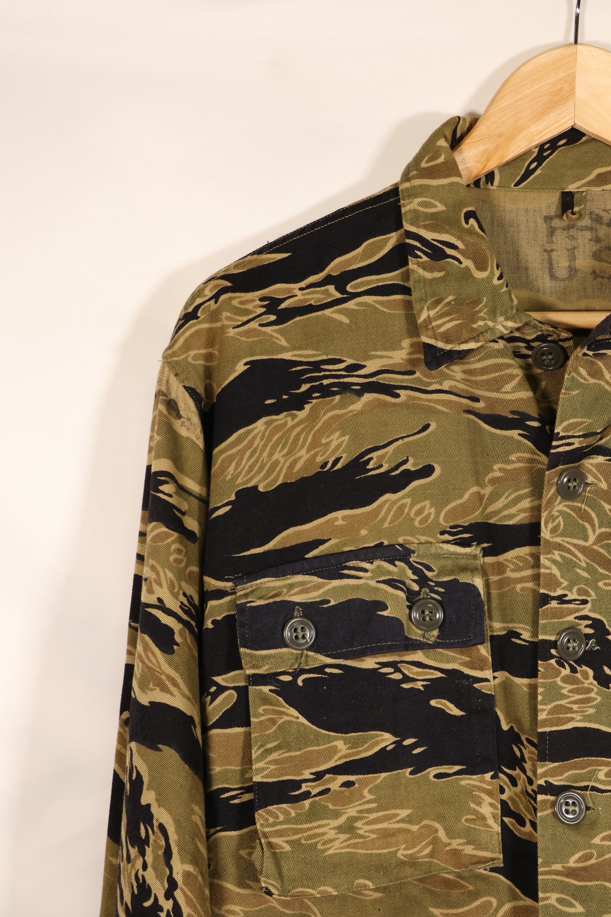 Late 1960s US-M Gold Tiger Tiger Stripe US-cut shirt, in good condition