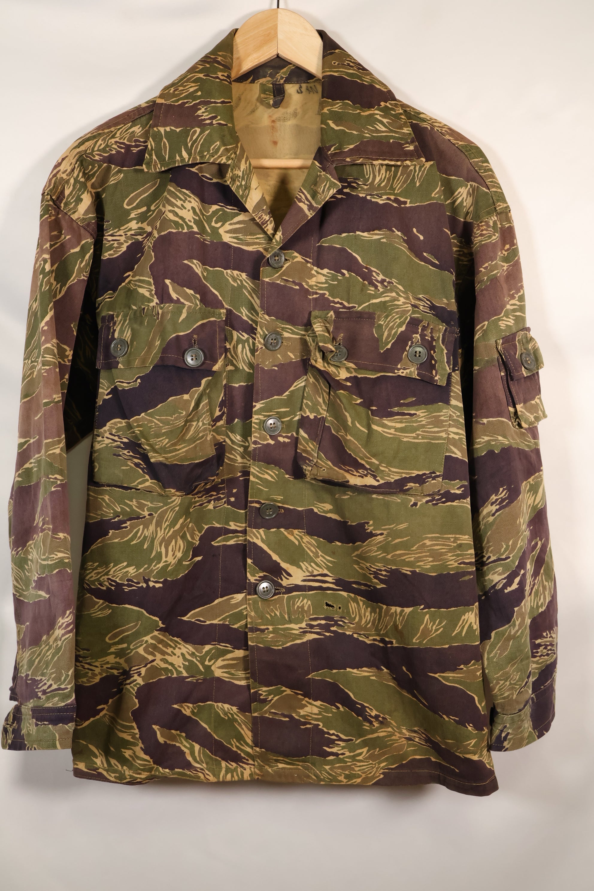 Mid 1960s US cut LARGE Okinawa Tiger Tiger striped shirt, faded, used.