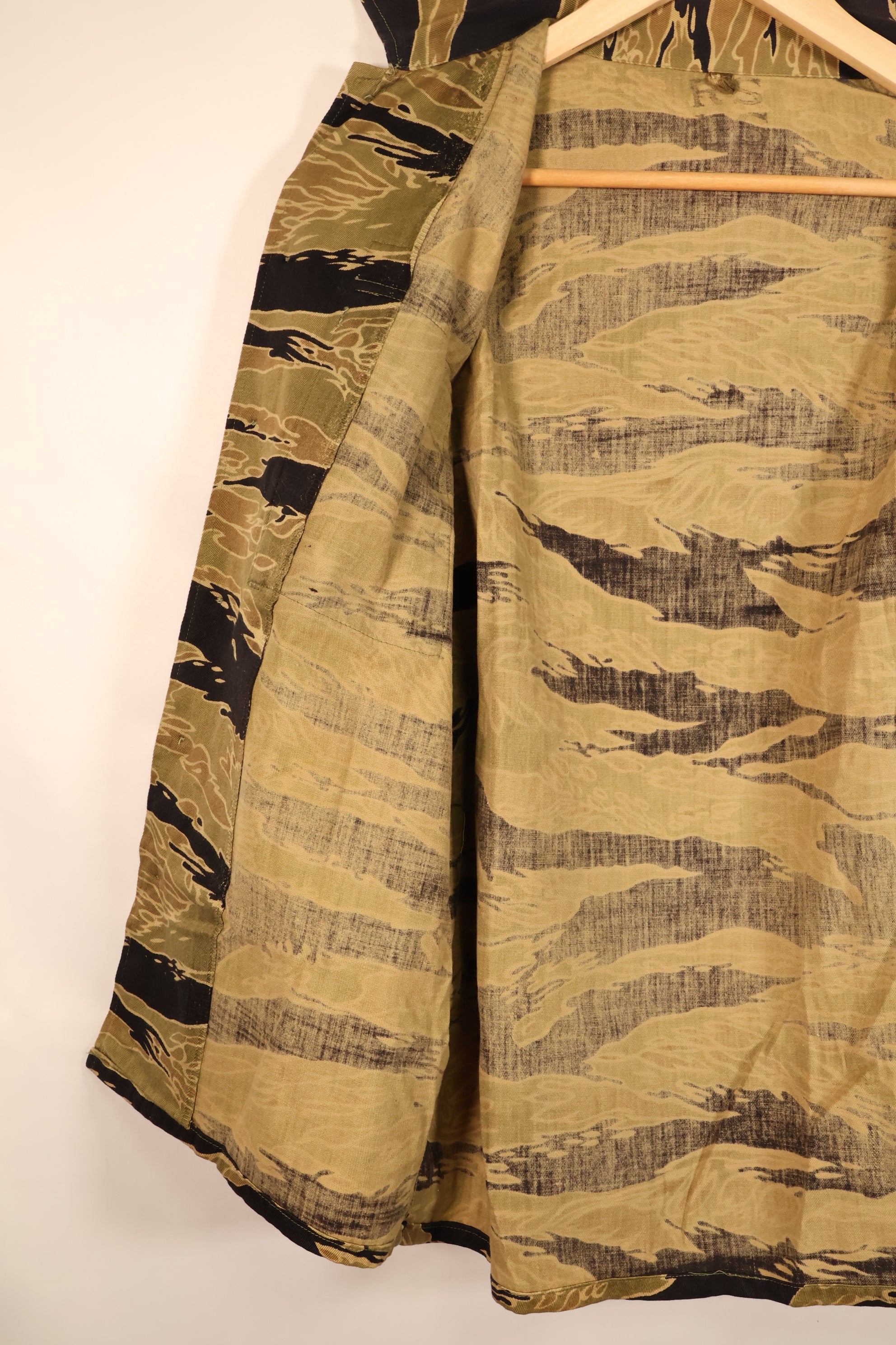 Late 1960s US-S Gold Tiger Pattern US-Cut Tiger Stripe Shirt, Used